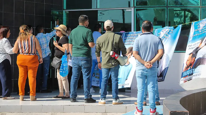 Laguneros separados de sus hijos se manifiestan en Juzgados de lo Familiar